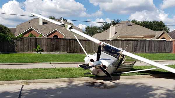ಪ್ಲೇನ್ ಕ್ರಾಶ್‍ನಿಂದ ಇಬ್ಬರ ಜೀವ ಉಳಿಸಿದ ಟೆಸ್ಲಾ ಕಾರು.!