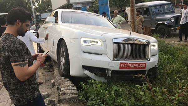ನಿಯಂತ್ರಣ ತಪ್ಪಿ ರಸ್ತೆ ಪಕ್ಕದಲ್ಲಿನ ಚರಂಡಿಗೆ ಜಾರಿದ ಹೊಸ ರೋಲ್ಸ್ ರಾಯ್ಸ್ ಕಾರು..