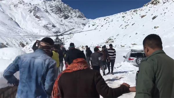 ಸೈನಿಕರಿಂದ ಬಚಾವ್ ಆದ್ರು ಹಿಮಾಲಯಕ್ಕೆ ಹೋಗಿದ್ದ ಬೈಕ್ ರೈಡರ್ಸ್