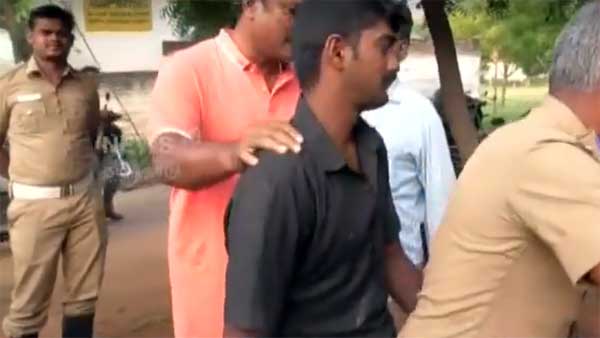 ಟ್ರಾಫಿಕ್ ಪೊಲೀಸರ ಕ್ರಮ ವಿರೋಧಿಸಿ ಯುವಕ ಮಾಡಿದ ಹಚ್ಚಾಟಕ್ಕೆ ಬೆಚ್ಚಿದ ಜನ..! 