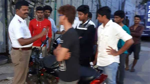 ಟ್ರಾಫಿಕ್ ಪೊಲೀಸರ ಕ್ರಮ ವಿರೋಧಿಸಿ ಯುವಕ ಮಾಡಿದ ಹಚ್ಚಾಟಕ್ಕೆ ಬೆಚ್ಚಿದ ಜನ..! 