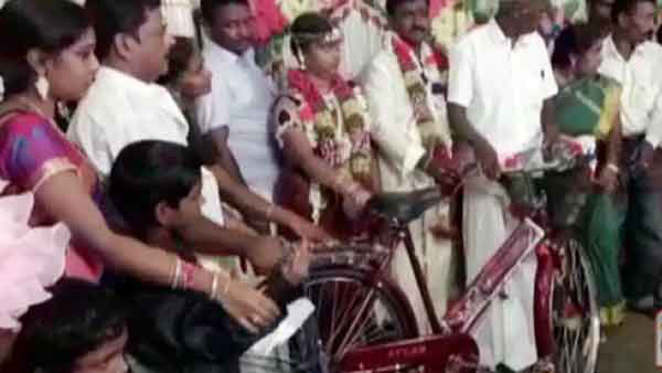 ನವದಂಪತಿಗಳಿಗೆ ಸೈಕಲ್ ಗಿಫ್ಟ್ ನೀಡಿದ ಫ್ರೆಂಡ್ಸ್ ಉದ್ದೇಶವಾದ್ರು ಏನು ಗೊತ್ತಾ?