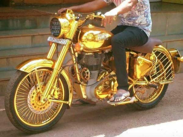 ಬಂಗಾರದ ಬಣ್ಣದಲ್ಲಿ ಮಿಂಚಿದ ರಾಯಲ್ ಎನ್‍‍ಫೀಲ್ಡ್ ಕ್ಲಾಸಿಕ್ ಬೈಕ್