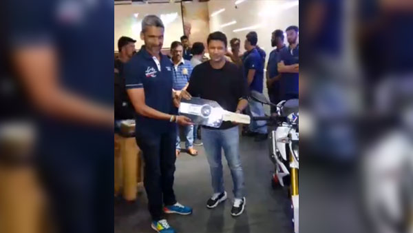 ಬಿಎಂಡಬ್ಲ್ಯು ಹೊಸ ಬೈಕ್ ಖರೀದಿ ವೇಳೆ ದೊಡ್ಮನೆ ಹುಡುಗನ ಈ ಕಾರ್ಯವನ್ನು ಮೆಚ್ಚಲೇಬೇಕು..!