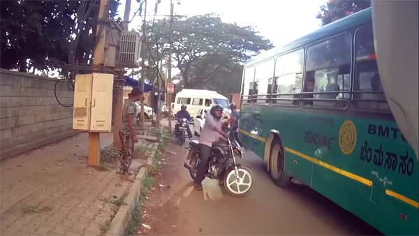 ಒನ್ ವೇನಲ್ಲಿ ಬಂದ ಬಿಎಂಟಿಸಿ ಬಸ್ ಚಾಲಕನಿಗೆ ಸರಿಯಾಗಿಯೇ ಪಾಠ ಕಲಿಸಿದ ಬೈಕ್ ಸವಾರ..! 