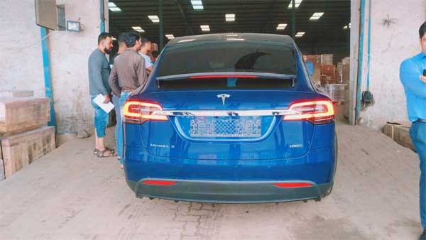 ವಿಚಿತ್ರವಾದ್ರು ಸತ್ಯ - ವಿದ್ಯುತ್ ಕಾರಿಗೆ ಪೆಟ್ರೋಲ್ ತುಂಬಿಸಲು ಪರದಾಡಿದ ಮಹಿಳೆ..!