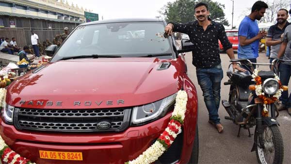 ಹೊಸ ಕಾರು ಖರೀದಿ ಸಂಭ್ರಮದಲ್ಲಿ ಅಪ್ಪ ಕೊಡಿಸಿದ ಗಿಫ್ಟ್ ನೆನೆದ ನಟ ಧನಂಜಯ್..!