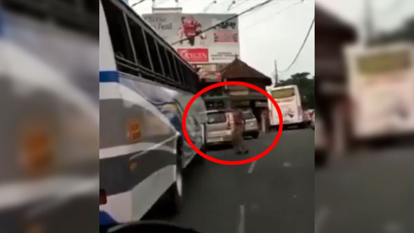 ಆಂಬ್ಯುಲೆನ್ಸ್ ಒಳಗಿದ್ದ ಪ್ರಾಣವನ್ನು ಉಳಿಸಲು ಈ ಪೊಲೀಸ್ ಮಾಡಿದ ಕೆಲಸ ಏನು ಗೊತ್ತಾ.?