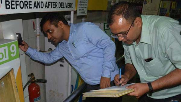 ವಾಹನ ಸವಾರರೇ ಎಚ್ಚರ- ಪೆಟ್ರೋಲ್ ಬಂಕ್‌ಗಳಲ್ಲಿ ಹೇಗೆ ನಡೆಯುತ್ತೆ ನೋಡಿ ಹಗಲು ದರೋಡೆ..!