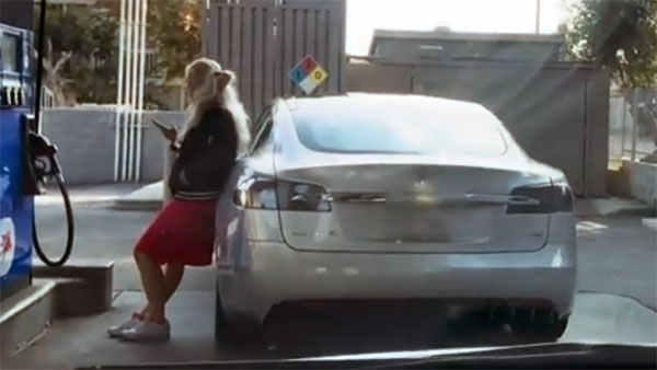 ವಿಚಿತ್ರವಾದ್ರು ಸತ್ಯ - ವಿದ್ಯುತ್ ಕಾರಿಗೆ ಪೆಟ್ರೋಲ್ ತುಂಬಿಸಲು ಪರದಾಡಿದ ಮಹಿಳೆ..!