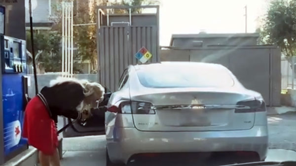 ವಿಚಿತ್ರವಾದ್ರು ಸತ್ಯ - ವಿದ್ಯುತ್ ಕಾರಿಗೆ ಪೆಟ್ರೋಲ್ ತುಂಬಿಸಲು ಪರದಾಡಿದ ಮಹಿಳೆ..!