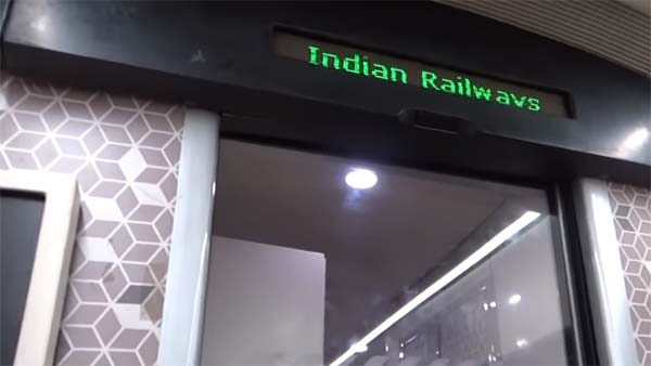 100 ಕೋಟಿ ವೆಚ್ಚದಲ್ಲಿ ಸಿದ್ದಗೊಂಡಿರುವ 'ಟ್ರೈನ್ 18' ಮೇಲೆ ಕಿಡಿಗೇಡಿಗಳ ಅಟ್ಟಹಾಸ..!