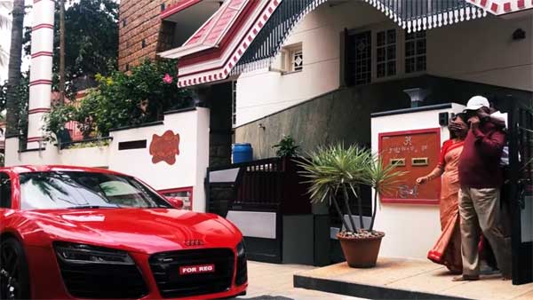 ತಂದೆ-ತಾಯಿಗೆ ಮರೆಯಾಲಾಗದ ಉಡುಗೊರೆ ನೀಡಿದ ಬೆಂಗಳೂರು ಯುವಕ