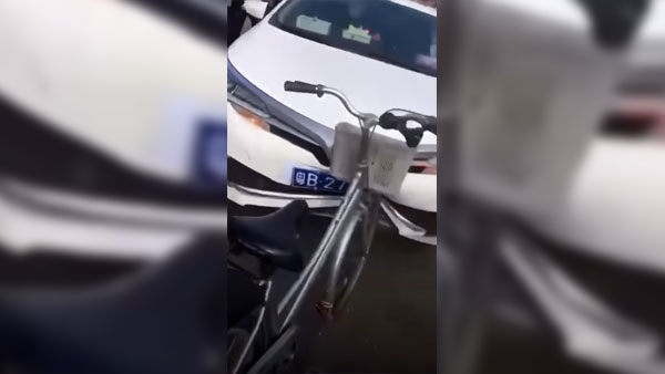 ಸೈಕಲ್‌ ಗುದ್ದಿದ ರಭಸಕ್ಕೆ ಟೊಯೊಟೊ ಕಾರಿನ ಪರಿಸ್ಥಿತಿ ಹೀಗಾ ಆಗೋದು..!