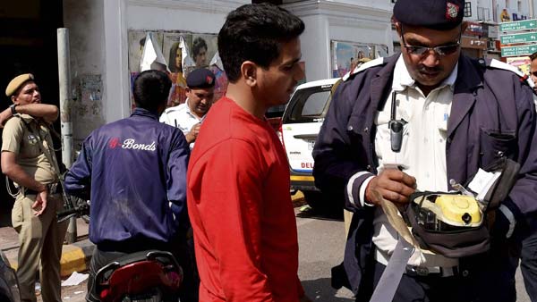 ಟ್ರಾಫಿಕ್ ಪೊಲೀಸರಿಂದ ತಪ್ಪಿಸಿಕೊಳ್ಳಲು ಈ ಸ್ಕೂಟರ್ ಮಾಲೀಕ ಮಾಡಿದ್ದೇನು ಗೊತ್ತಾ?