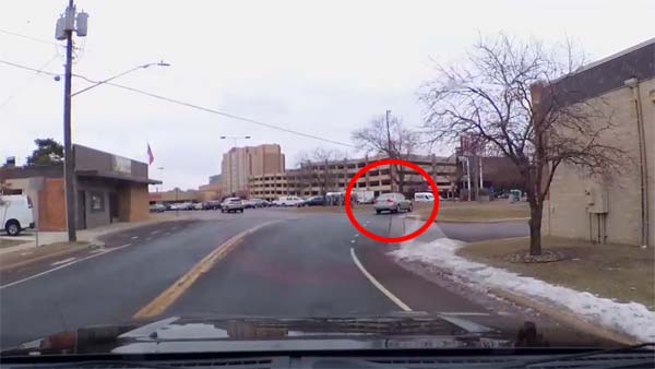 ಚಾಲಕನ ನಿರ್ಲಕ್ಷ್ಯದಿಂದ ಚಲಿಸುತ್ತಿದ್ದ ಕಾರಿನಿಂದ ಕೆಳಕ್ಕೆ ಬಿದ್ದ ಮಗು