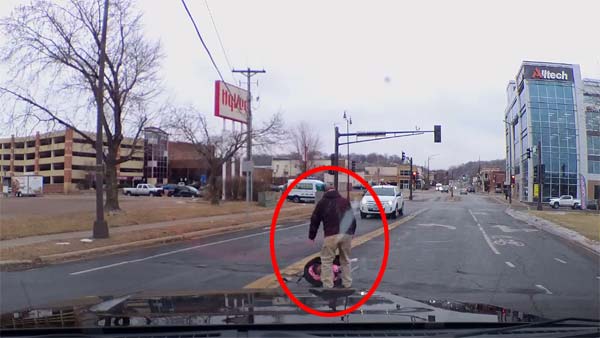 ಚಾಲಕನ ನಿರ್ಲಕ್ಷ್ಯದಿಂದ ಚಲಿಸುತ್ತಿದ್ದ ಕಾರಿನಿಂದ ಕೆಳಕ್ಕೆ ಬಿದ್ದ ಮಗು