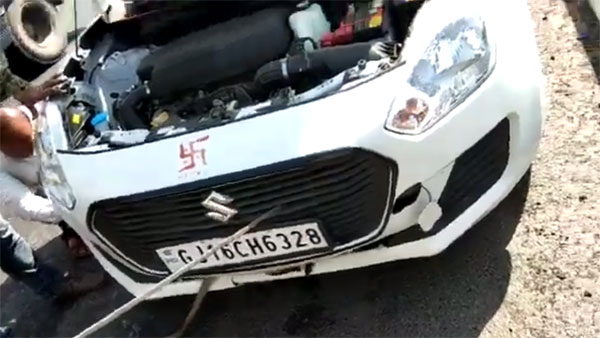 ರಸ್ತೆ ದಾಟಲು ಹೋಗಿ ಕಾರಿನ ಬ್ಯಾನೆಟ್‌ನಲ್ಲಿ ಸಿಲುಕಿದ ಮಂಗ ಪಾರಾಗಿದ್ದೇ ಪವಾಡ...!