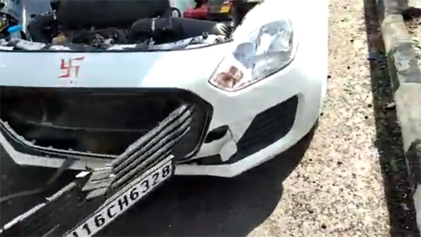 ರಸ್ತೆ ದಾಟಲು ಹೋಗಿ ಕಾರಿನ ಬ್ಯಾನೆಟ್‌ನಲ್ಲಿ ಸಿಲುಕಿದ ಮಂಗ ಪಾರಾಗಿದ್ದೇ ಪವಾಡ...!