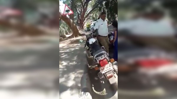 ಸಂಚಾರಿ ನಿಯಮ ಪಾಲಿಸದ ಟ್ರಾಫಿಕ್ ಪೊಲೀಸರಿಂದಲೇ ಯುವಕನ ಮೇಲೆ ದರ್ಪ..!