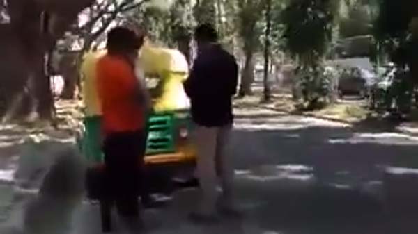 ಸಂಚಾರಿ ನಿಯಮ ಪಾಲಿಸದ ಟ್ರಾಫಿಕ್ ಪೊಲೀಸರಿಂದಲೇ ಯುವಕನ ಮೇಲೆ ದರ್ಪ..!