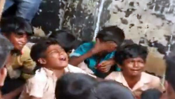 ವಿದ್ಯೆ ಕಲಿಸಿದ ಗುರುವಿಗೆ ಮರೆಯಲಾಗದ ಉಡುಗೊರೆ ನೀಡಿದ ವಿದ್ಯಾರ್ಥಿಗಳು