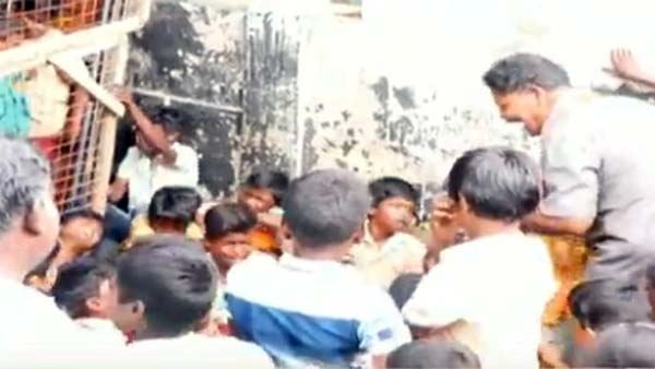 ವಿಧ್ಯೆ ಕಲಿಸಿದ ಗುರುವಿಗೆ ಮರೆಯಲಾಗದ ಉಡುಗೊರೆ ನೀಡಿದ ವಿಧ್ಯಾರ್ಥಿಗಳು