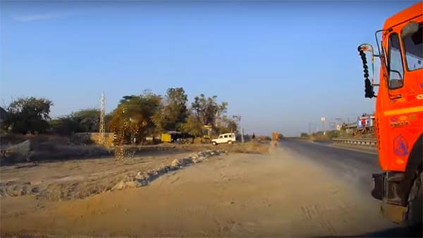 ಹೈವೇನಲ್ಲಿ ಅಪ್ಪಿತಪ್ಪಿಯೂ ಎಡದಿಂದ ಓವರ್ ಟೇಕ್ ಮಾಡಲೇಬೇಡಿ. ಯಾಕೆ ಗೊತ್ತಾ.?