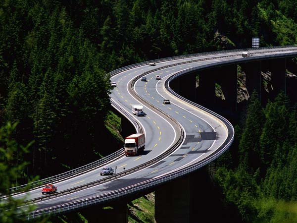 ಹೈವೇನಲ್ಲಿ ಅಪ್ಪಿತಪ್ಪಿಯೂ ಎಡದಿಂದ ಓವರ್ ಟೇಕ್ ಮಾಡಲೇಬೇಡಿ. ಯಾಕೆ ಗೊತ್ತಾ.?