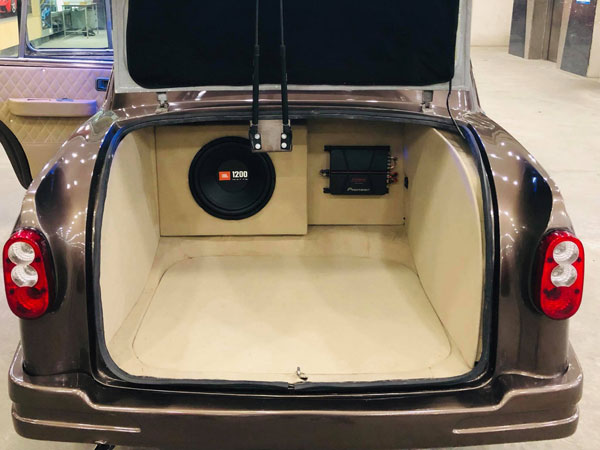 ತುಕ್ಕು ಹಿಡಿದಿದ್ದ ಅಂಬಾಸಿಡರ್ ಕಾರು ಹೇಗೆ ಐಷಾರಾಮಿ ಕಾರಾಗಿ ಪರಿವರ್ತನೆಯಾಗಿದೆ ನೀವೆ ನೋಡಿ...