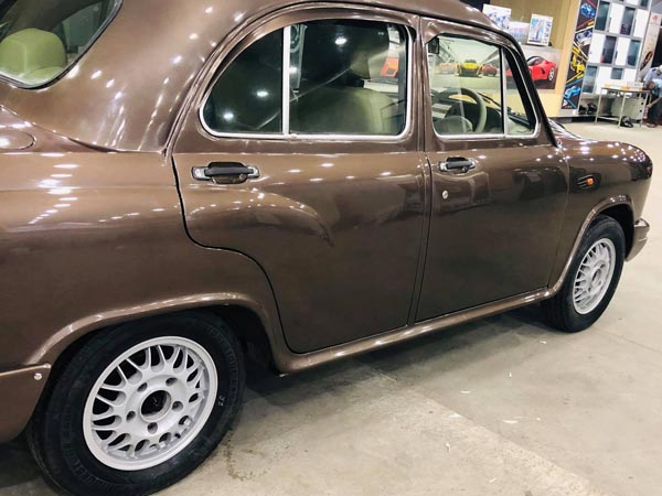 ತುಕ್ಕು ಹಿಡಿದಿದ್ದ ಅಂಬಾಸಿಡರ್ ಕಾರು ಹೇಗೆ ಐಷಾರಾಮಿ ಕಾರಾಗಿ ಪರಿವರ್ತನೆಯಾಗಿದೆ ನೀವೆ ನೋಡಿ...