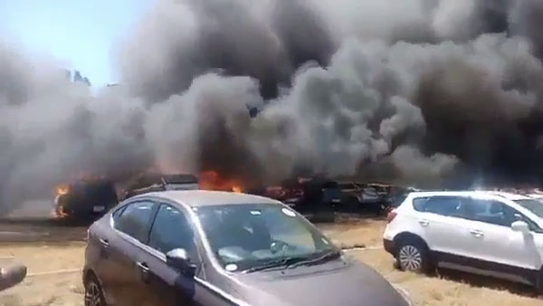 ಏರ್ ಶೋ ವೇಳೆ ಫೈರ್ ಶೋ: ಪಾರ್ಕಿಂಗ್‌ನಲ್ಲಿದ್ದ 25 ಕಾರುಗಳು ಬೆಂಕಿಗಾಹುತಿ..!