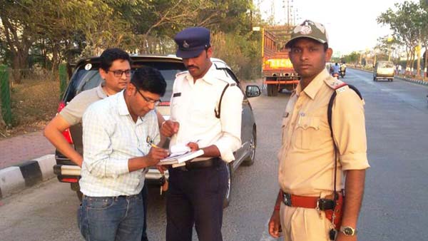 ಹೊಸ ರೂಲ್ಸ್ ಜಾರಿ- ಕಾಂಗ್ರೆಸ್ ಮುಖಂಡನ ಕಾರಿನ ನಂಬರ್ ಪ್ಲೇಟ್ ಕಿತ್ತುಹಾಕಿದ ಪೊಲೀಸರು..!