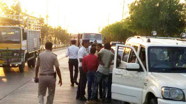 ಹೊಸ ರೂಲ್ಸ್ ಜಾರಿ- ಕಾಂಗ್ರೆಸ್ ಮುಖಂಡನ ಕಾರಿನ ನಂಬರ್ ಪ್ಲೇಟ್ ಕಿತ್ತುಹಾಕಿದ ಪೊಲೀಸರು..!