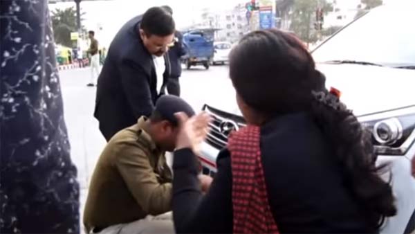 ಹೊಸ ರೂಲ್ಸ್ ಜಾರಿ- ಕಾಂಗ್ರೆಸ್ ಮುಖಂಡನ ಕಾರಿನ ನಂಬರ್ ಪ್ಲೇಟ್ ಕಿತ್ತುಹಾಕಿದ ಪೊಲೀಸರು..!