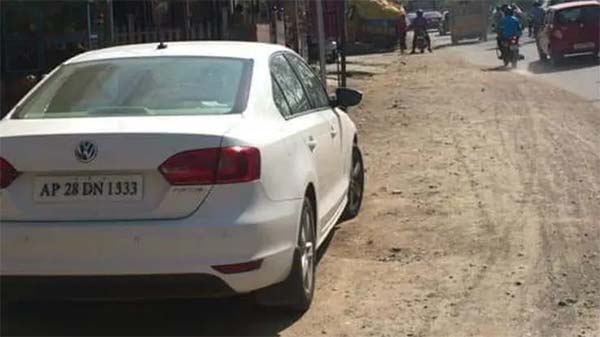 ಹೆಲ್ಮೆಟ್ ಹಾಕಿಲ್ಲ ಅಂತಾ ಕಾರು ಚಾಲಕನಿಗೆ ದಂಡ ಹಾಕಿದ ಪೊಲೀಸರು..!