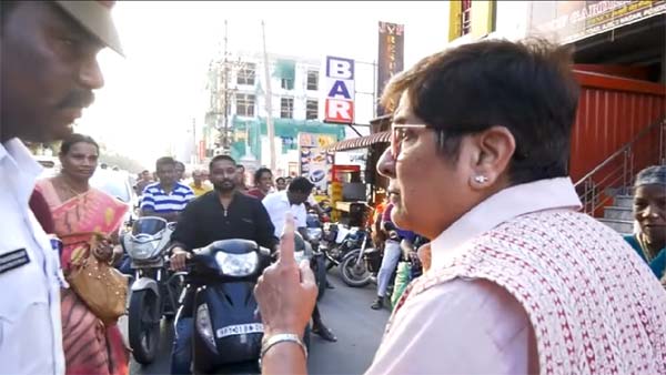 ಕಿರಣ್ ಬೇಡಿಯವರಿಂದ ಪುದುಚೆರಿ ರಸ್ತೆಯಲ್ಲಿ ಹೆಲ್ಮೆಟ್ ಅಭಿಯಾನ