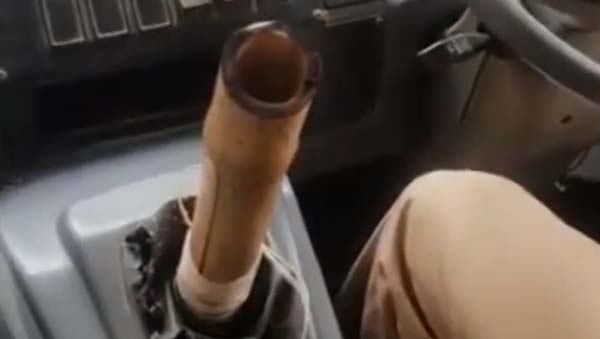 ಗೇರ್‌ ಲಿವರ್ ಬದಲಾಗಿ ಬಿದಿರಿನ ಕೋಲು ಬಳಸಿದ ಡ್ರೈವರ್ ಅರೆಸ್ಟ್