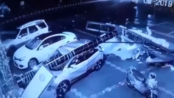 ಟಾಟಾ ನೆಕ್ಸಾನ್ ಕಾರಿನ ಮೇಲೆ ಬಿಲ್‍ಬೋರ್ಡ್ ಬಿದ್ದರೂ, ಕಾರಿನಲ್ಲಿದ್ದವರಿಗೆ ಏನೂ ಆಗಲಿಲ್ಲ..!