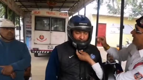 ತಪಾಸಣೆ ವೇಳೆ ಹಿಂಬದಿ ಬೈಕ್ ಸವಾರರ ಹೆಲ್ಮೆಟ್ ಒಡೆದು ಹಾಕಿದ ಟ್ರಾಫಿಕ್ ಪೊಲೀಸ್..!