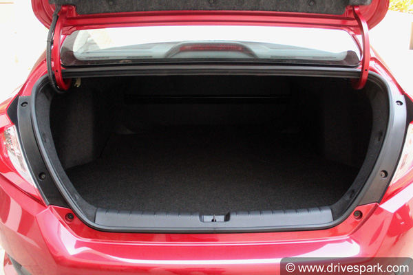 10ನೆಯ ತಲೆಮಾರಿನ ಸಿವಿಕ್ ಕಾರನ್ನು ಬಿಡುಗಡೆ ಮಾಡಿದ ಹೋಂಡಾ..