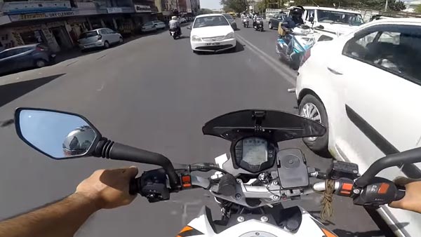 ರಾಂಗ್ ಸೈಡ್‌ನಲ್ಲಿ ಬಂದ ಕಾರು ಚಾಲಕನಿಗೆ ಬೆವರಿಳಿಸಿದ ಬೈಕ್ ರೈಡರ್..!