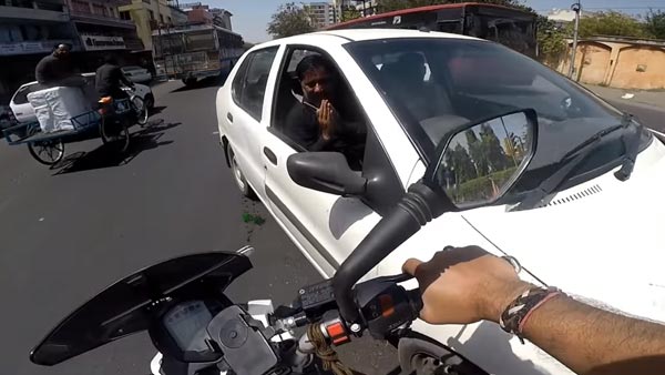 ರಾಂಗ್ ಸೈಡ್‌ನಲ್ಲಿ ಬಂದ ಕಾರು ಚಾಲಕನಿಗೆ ಬೆವರಿಳಿಸಿದ ಬೈಕ್ ರೈಡರ್..!
