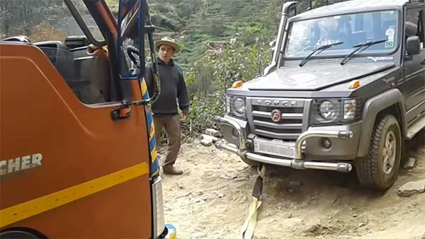 ಕೆಸರಿನಲ್ಲಿ ಸಿಲುಕಿದದ್ದ 9 ಟನ್ ತೂಕದ ಟ್ರಕ್ ಅನ್ನು ಸಲೀಸಾಗಿ ಎಳೆದ ಫೋರ್ಸ್ ಗೂರ್ಖಾ