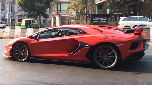 ಬೆಂಗಳೂರಿನ ರಸ್ತೆಗಳಲ್ಲಿ ಲ್ಯಾಂಬೋರ್ಗಿನಿ ಅವೆಂಟಡೊರ್ ಎಸ್‍ವಿಜೆ ಕಾರಿನ ದರ್ಬಾರು...