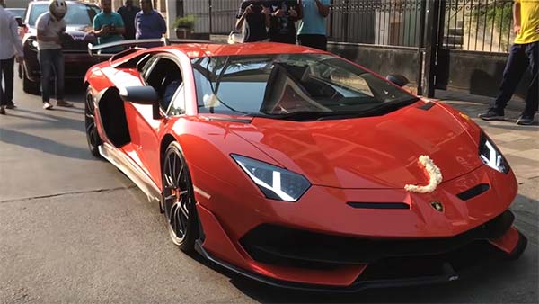 ಬೆಂಗಳೂರಿನ ರಸ್ತೆಗಳಲ್ಲಿ ಲ್ಯಾಂಬೋರ್ಗಿನಿ ಅವೆಂಟಡೊರ್ ಎಸ್‍ವಿಜೆ ಕಾರಿನ ದರ್ಬಾರು...