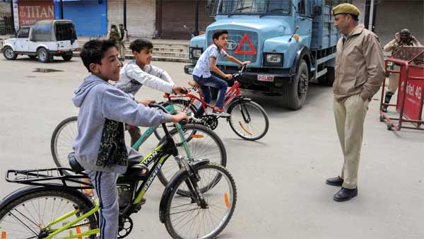 ನೆಕ್ಸಾನ್ ಕಾರು ಚಾಲಕನನಿಗೆ ಹೆಲ್ಮೆಟ್ ಹಾಕಿಲ್ಲವೆಂದು ದಂಡ ಹಾಕಿದ ಟ್ರಾಫಿಕ್ ಪೊಲೀಸರು