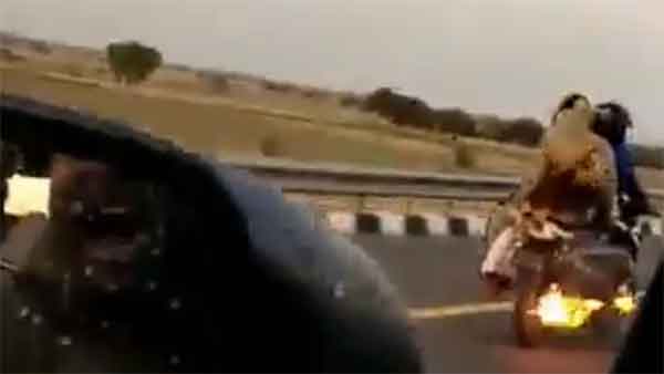 ಹೆದ್ದಾರಿಯಲ್ಲಿ ಈ ಪೊಲೀಸರು ಮಾಡಿದ ಕೆಲಸವನ್ನು ಮೆಚ್ಚಲೇಬೇಕು..