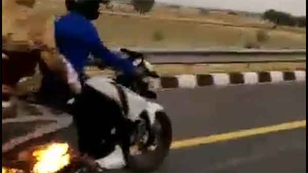 ಹೆದ್ದಾರಿಯಲ್ಲಿ ಈ ಪೊಲೀಸರು ಮಾಡಿದ ಕೆಲಸವನ್ನು ಮೆಚ್ಚಲೇಬೇಕು..