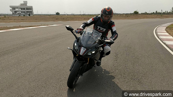 ಹೊಸ ವರ್ಷನ ಟಿವಿಎಸ್ ಅಪಾಚೆ ಆರ್‍ಆರ್ 310 ಬೈಕಿನ ಮಾಲೀಕರಾದ ಧೋನಿ